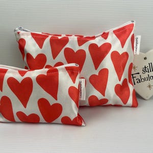 Rot & Weiß Satin niedlichen Herzen mini Kartenhalter oder Make-up Tasche Liebe Herz Australian Made Geldbörse Hygiene Organisatoren Beutel weich, leicht