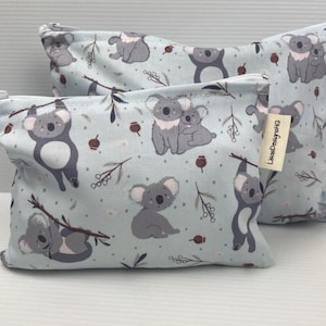 Estuche organizador de maquillaje con forma de koala australiano, con forma de nueces y tela azul pastel, estuche para lápices con cremallera blanca, monedero de algodón fabricado en Australia
