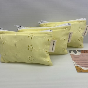 Grazioso portamonete fatto a mano in broderie anglais giallo pastello australiano, porta auricolari, mini pochette per il trucco, organizer per borse, borsa regalo riutilizzabile