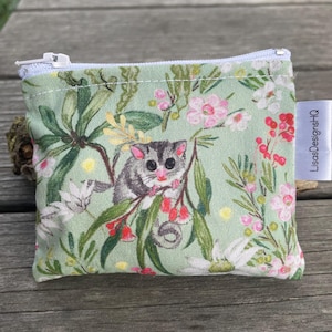 Mini billetera para tarjetas de crédito de tela con forma de zarigüeya con cola anillada, 10 x 8 cm. Se adapta perfectamente al bolsillo delantero de los jeans o a un bolso pequeño. La billetera sin complicaciones permite guardar tarjetas.