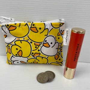 Mini patito de goma en amarillo y blanco Cartera para tarjetas de crédito 10 x 8 cm Se adapta perfectamente al bolsillo delantero de los jeans o a un bolso pequeño Cartera sencilla para guardar tarjetas