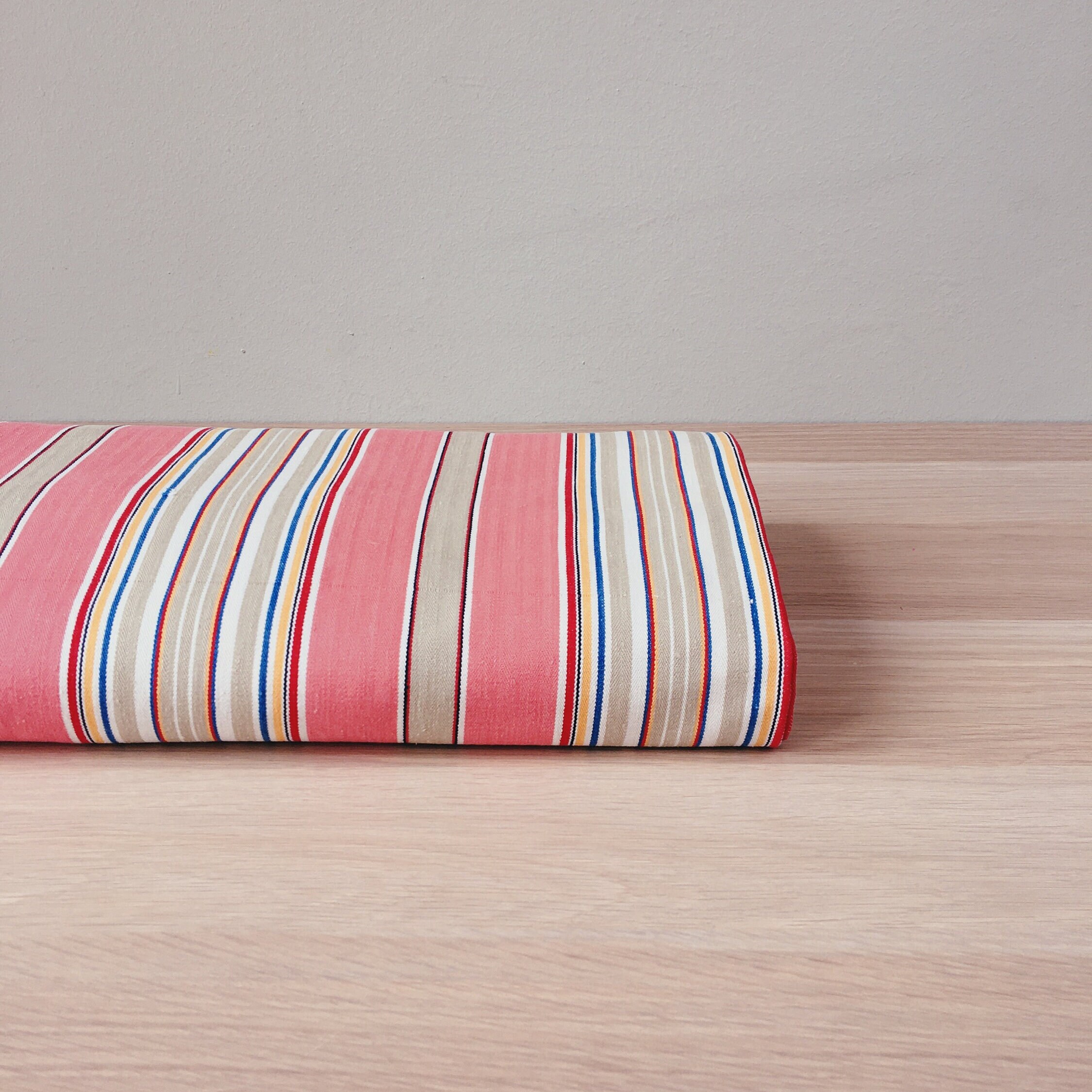 52インチ×61インチ 美しいアンティークティッキング生地 ローズレッド