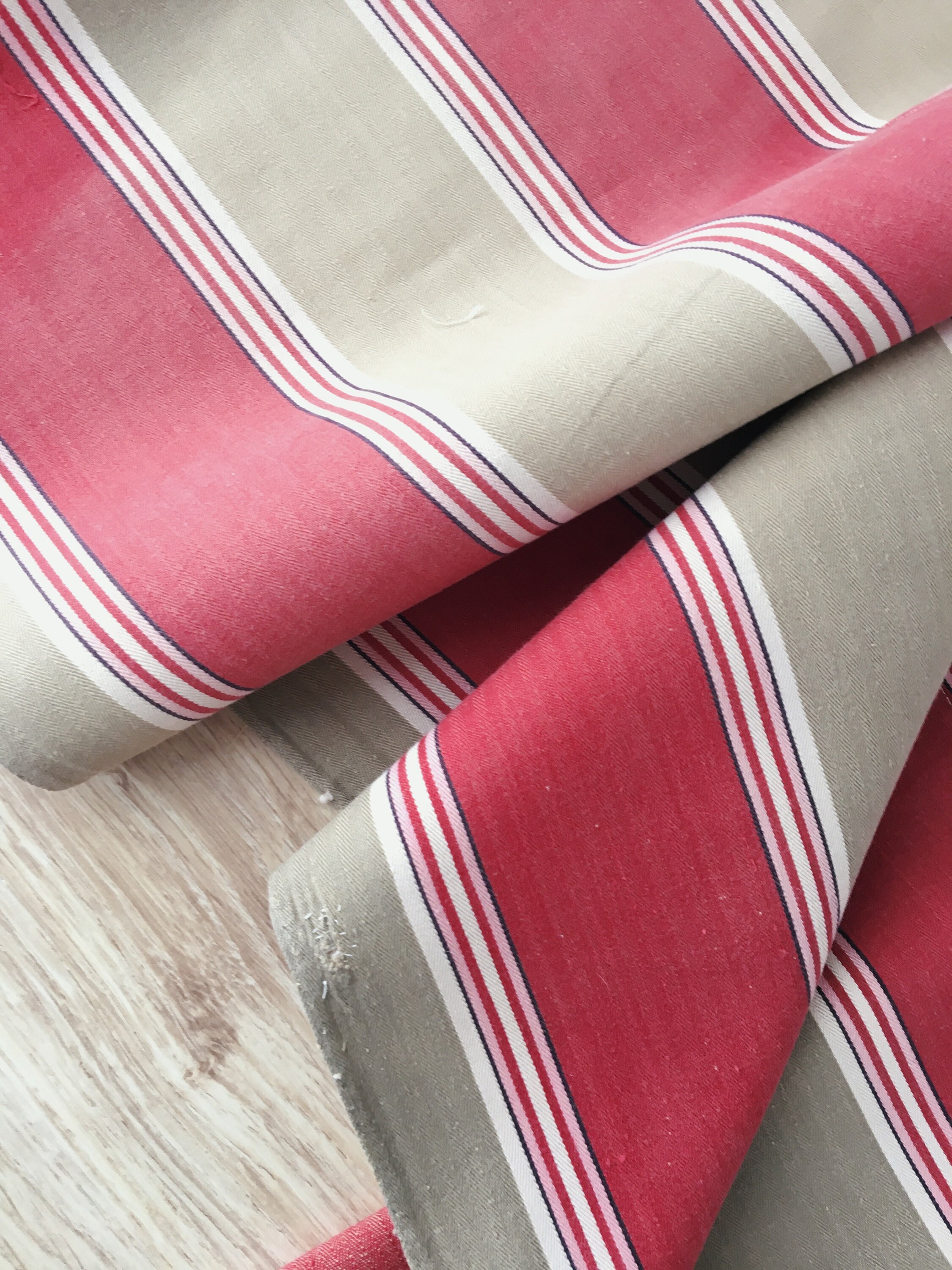 アンティークストライプ柄ティッキング生地：1940年代レッドグレー