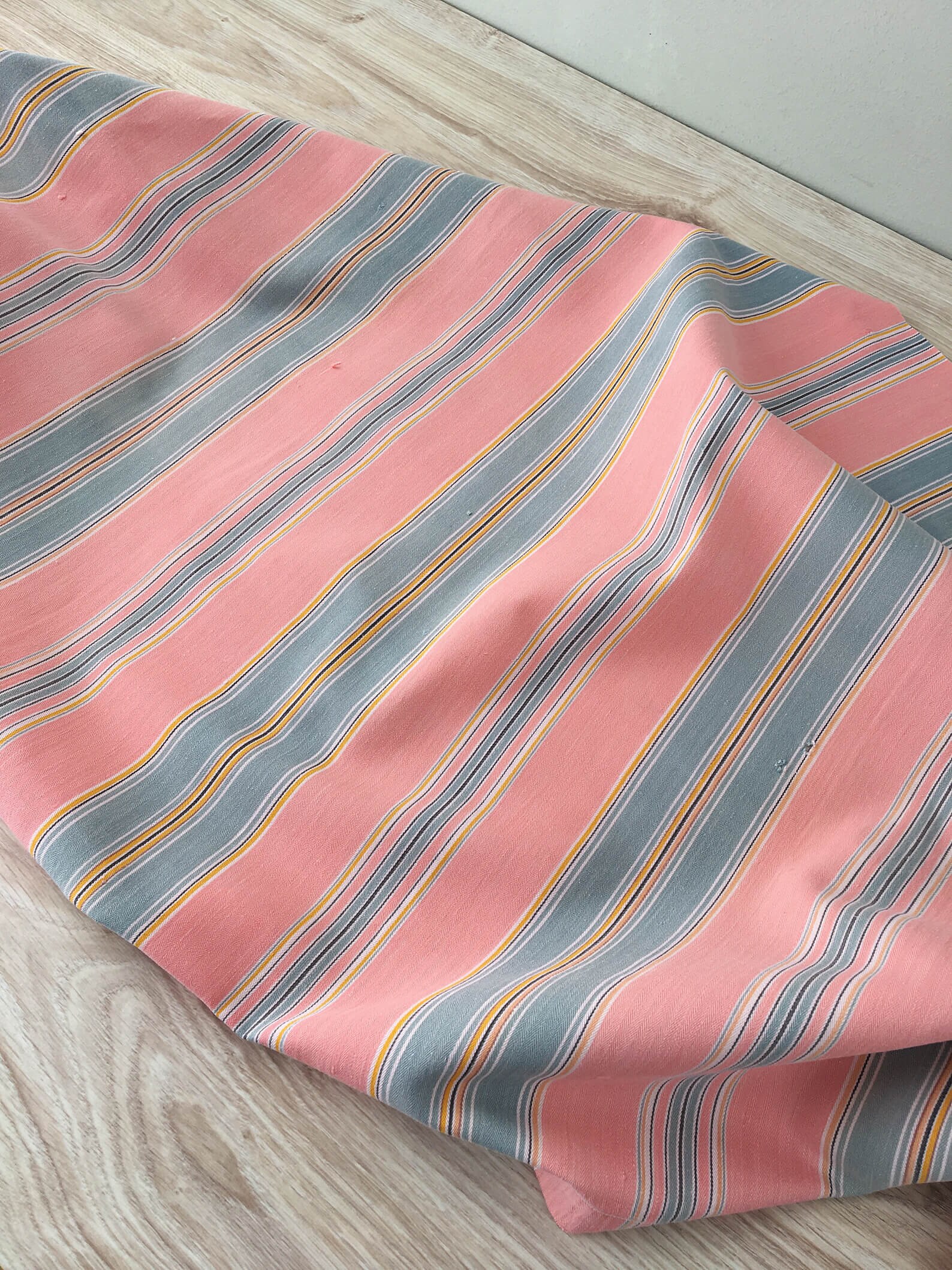 アンティークピンク＆グレーのストライプ柄ティッキング生地：1930年代