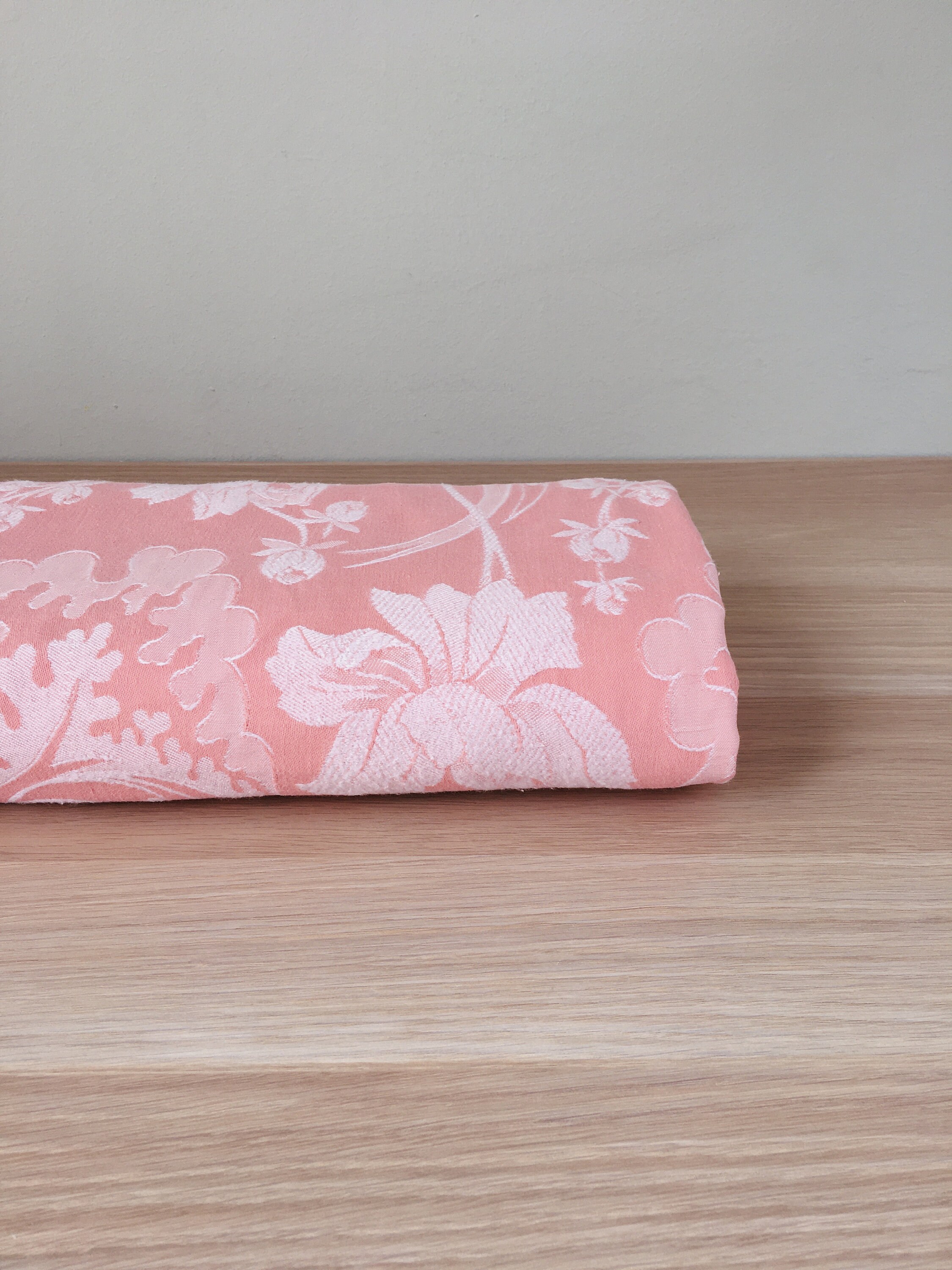 アンティークフローラルティッキング生地：1940年代のソフトピンク