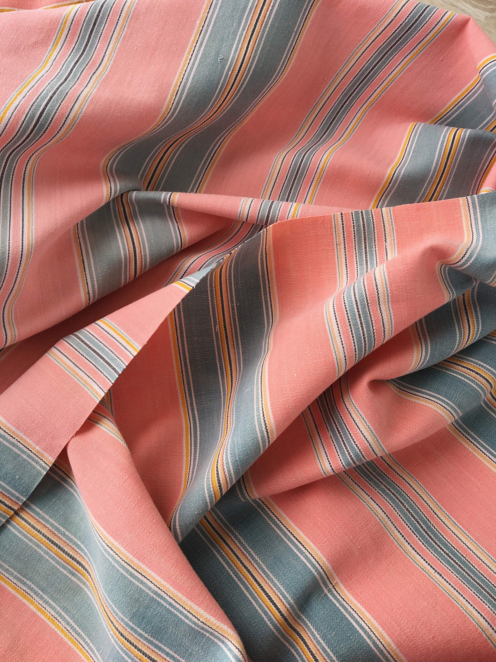 アンティークピンク＆グレーのストライプ柄ティッキング生地：1930年代