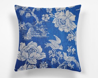 Cojín de tela antigua europea de alta gama, color azul cobalto, con estampado de aves exóticas, de algodón, de la década de 1930. Un solo lado, reverso de lino.