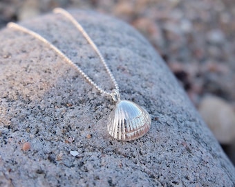 Naszyjnik z muszli serca ze srebra próby 925 – ręcznie robiony przez Lovisa | Romantyczny wisiorek na prezent dla niej, na ślub, urodziny, rocznicę