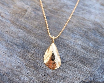 Blue Mussel Mini Złoty Naszyjnik – Ręcznie Robiony przez Lovisa | Wisiorek Inspirowany Oceanem, Prezent dla Niej, Urodziny, Ślub, Rocznica