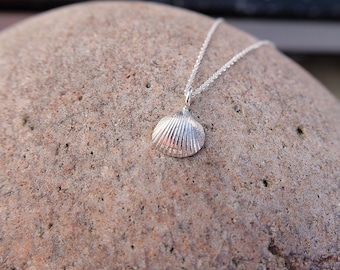 Naszyjnik z muszli serca w kolorze srebra próby 925 – ręcznie robiony przez Lovisa | Romantyczna biżuteria na prezent dla niej, na ślub, urodziny, rocznicę