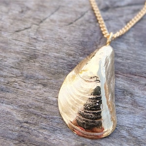 BLUE MUSSEL Gold Necklace – Handmade by Lovisa | Elegant Pendant Gift for Her, Wedding, Birthday, Anniversary