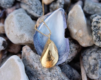 Blue Mussel Medium Gold Necklace – Ręcznie robiony przez Lovisa Jewelry | Coastal Pendant Gift for Her, Birthday, Wedding, Anniversary