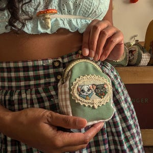 Porte-monnaie chat fait main de style cottage. Couleurs de fourrure de chat personnalisées disponibles pour correspondre à votre chat. Renseignez-vous via la messagerie Etsy pour plus de détails.