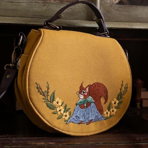 Bolso tipo cartera con diseño de ardilla bordada a mano