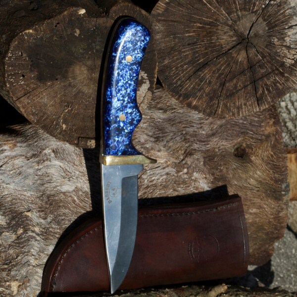 ¡Gran idea de regalo de Navidad! Azul hielo asas de este cuchillo, viene con funda de cuero de encargo para menos de cien dólares.