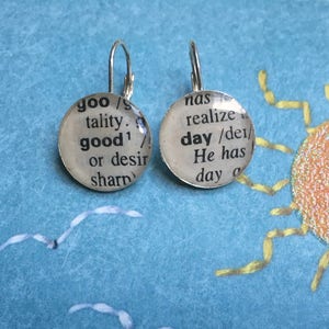 BUONA giornata orecchini d'argento, dono di messaggio significativo, Cheer Up regalo, gioielli di parola del dizionario, riciclato carta orecchini, monili di fascino del testo