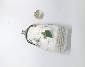 YAM WILD, utilisé pour soulager les coliques, Cette bourse en papier fait de livres d'herbes médicinales, Il a Kiss Lock fermeture, feuilles vertes, cosmetic Pouch