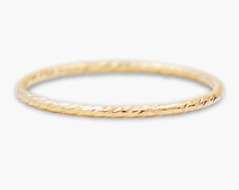 Anello impilabile Sparkle Stacker da 1 mm - Anello sottile martellato placcato oro / Fascia minimal in oro