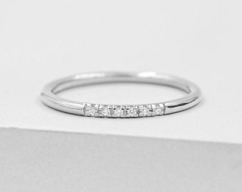 Petite bague superposable - Argenté | Mini-anneau éternité | Bague avec 6 pierres CZ micropavées | Bague fine | Bague de promesse | Bague fine