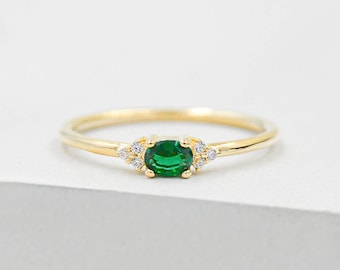 Ovale délicate - Or + émeraude | Bague empilable ovale | bague de fiançailles | Bague émeraude | Bague superposable avec pierres de naissance de mai