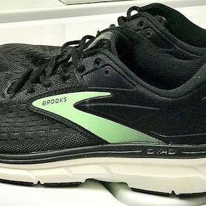 Brooks sales dyad green