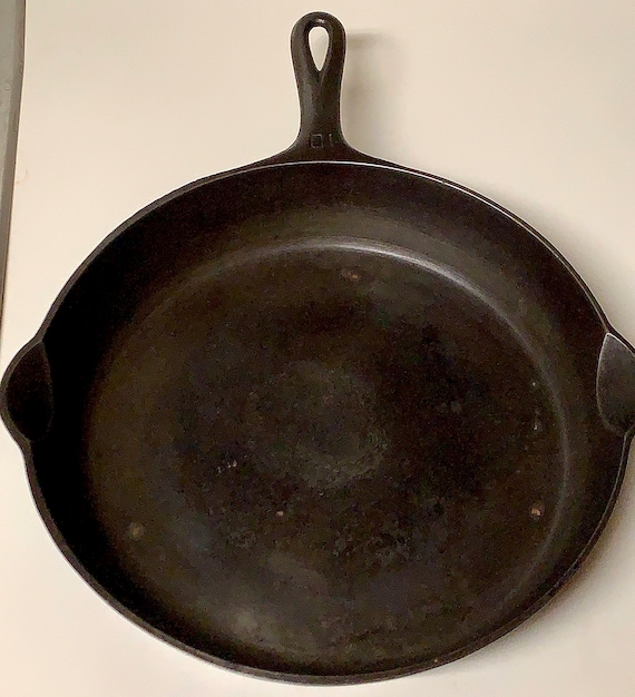 VINTAGE WAGNER WARE 10 1/2 CAST IRON SKILLET #8