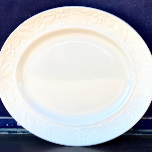 Retired Vintage 1998 WEDGWOOD Home Made in England AMWAY Raised Relief Embossed shops Edge White Porcelain 14.25