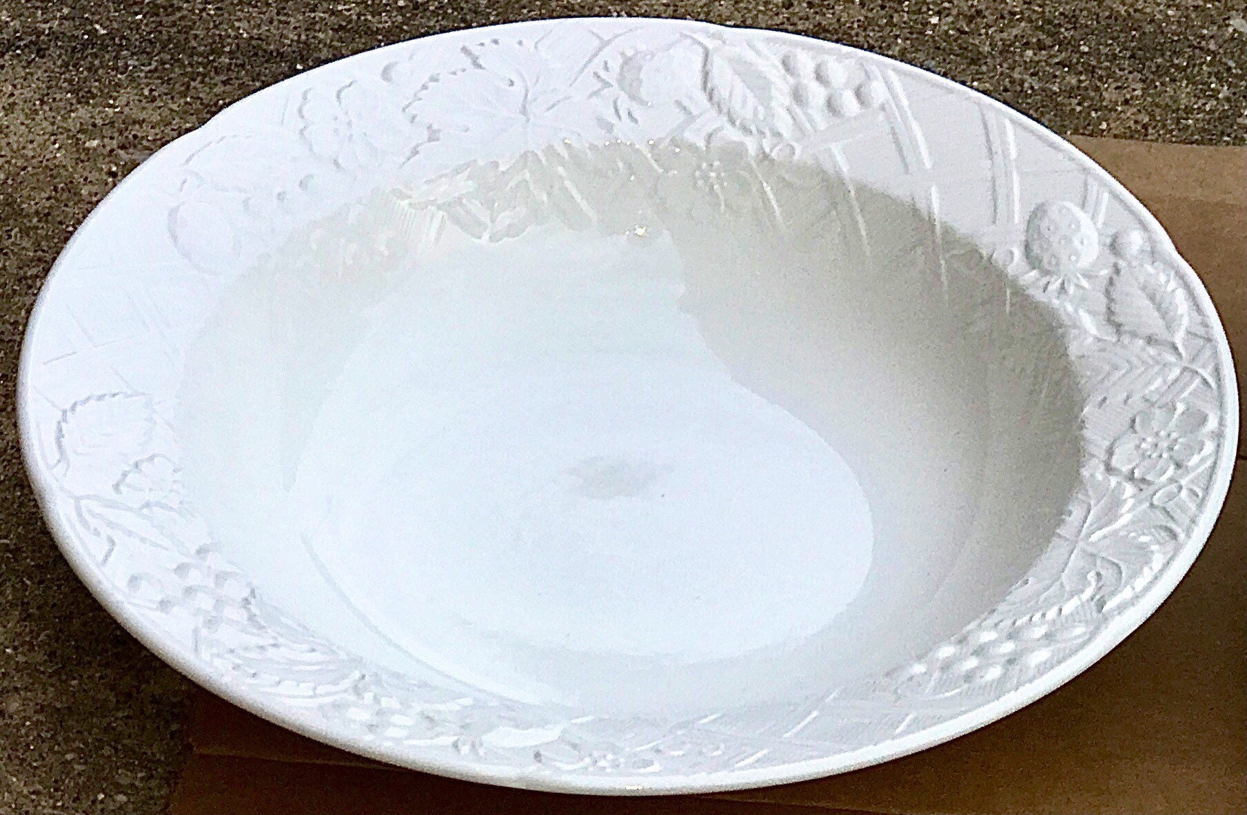 Vintage MIKASA ENGLISH COUNTRYSIDE Raised Relief Round Oven to Table to