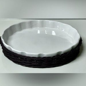 Jaren 70 vintage geglazuurd steengoed rieten mand ronde braadpan taartvorm ovenschaal