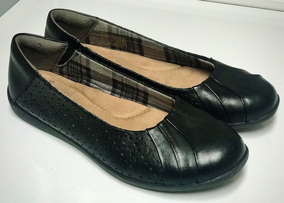 Women s 8 W wide Sizing European 39 Black Perforated Leather