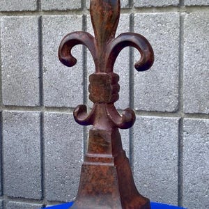 Estatueta decorativa vintage de 12” em ferro fundido com flor de lis e objeto de arte