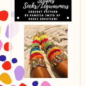 Könnte beinhalten: Ein Paar bunte gehäkelte Beinstulpen oder Socken mit einem schwarz-weißen Schild mit der Aufschrift "Fruity Stripes Socks/Legwarmers Crochet Pattern by: Vanessa Smith of Kakes Kreations".