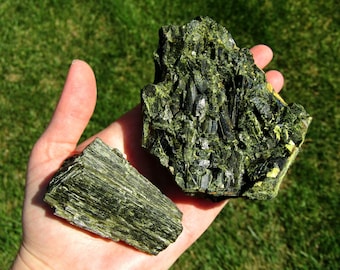 Muestra de epidota en bruto, cristal mineral de epidota verde en bruto, muestra de cristal natural