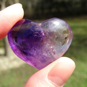 Corazón de cristal de amatista, tallado de corazón de cristal púrpura de amatista, pequeño regalo de cristal imagen 5