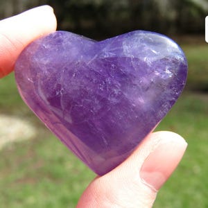 Corazón de cristal de amatista, tallado de corazón de cristal púrpura de amatista, pequeño regalo de cristal imagen 16