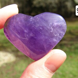 Corazón de cristal de amatista, tallado de corazón de cristal púrpura de amatista, pequeño regalo de cristal imagen 10