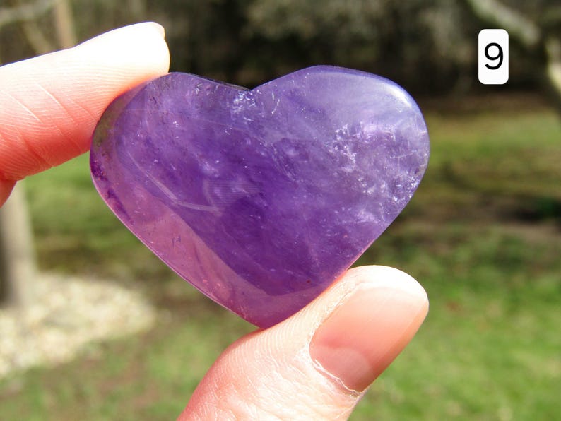 Corazón de cristal de amatista, tallado de corazón de cristal púrpura de amatista, pequeño regalo de cristal imagen 10