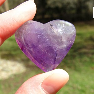 Corazón de cristal de amatista, tallado de corazón de cristal púrpura de amatista, pequeño regalo de cristal imagen 8