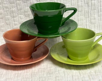¡Lote de 3! Juego de taza y platillo Harlequin, color chartreuse, rosa, verde bosque, Homer Laughlin.