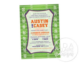 Puede incluir: Una invitación de boda con temática de campo de fútbol verde y blanco con detalles en morado y naranja. La invitación dice "Únete a la reunión y ayúdanos a dar inicio a la próxima boda de Austin y Casey." La invitación también incluye detalles sobre una fiesta de cola para el partido Clemson vs. Syracuse el viernes 13 de octubre a las 6:45 PM. El inicio del partido es a las 7:00 PM. La fiesta de cola se llevará a cabo en Stewart Road Fountain Inn, Carolina del Sur. La invitación también incluye el texto "Regrets only" y el número de teléfono "Coach Owens 864-." La invitación también incluye el texto "Registered at Bed, Bath & Beyond."