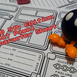 以下が含まれることがあります： ダンジョンズ＆ドラゴンズ第5版の白黒キャラクターシートで、「8Bit Pixel Character Sheet」というテキストが赤で印刷されています。画像の右下隅には白黒のサイコロセットが表示されています。画像の右下隅には白黒のサイコロセットが表示されています。画像の右下隅には白黒のサイコロセットが表示されています。