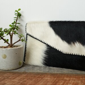 Embrague de piel de vaca, pelo en el embrague de la piel, monedero, cartera, bolsa de viaje, embrague de la piel, bolso de piel de vaca, cuero negro, cuero blanco, bolsa de maquillaje