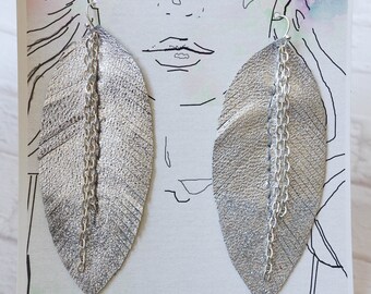Orecchini pendenti in pelle argentata con piume, ganci in argento sterling, stile boho