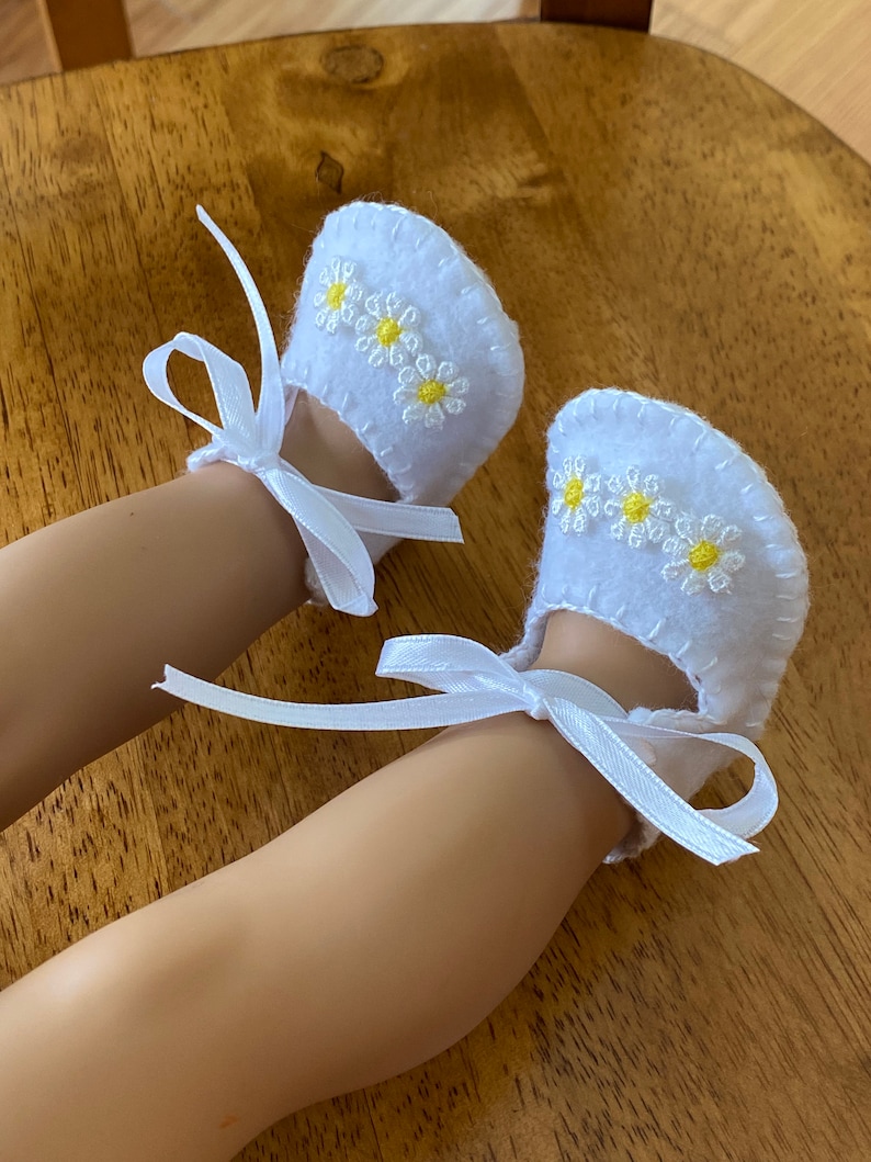 Petites filles prématurées, Chaussons en feutre, Occasion spéciale, Chaussures de baptême, Blanc, 5 cm, 2-1/2 po., 3 po. White/Yellow Daisies