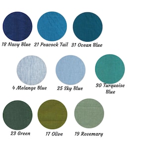Puede incluir: Muestras de tela redondas en varios colores: azul marino, cola de pavo real, azul oc&eacute;ano, azul melange, azul cielo, azul turquesa, verde, oliva y romero. Cada muestra est&aacute; etiquetada con un n&uacute;mero y el nombre del color.