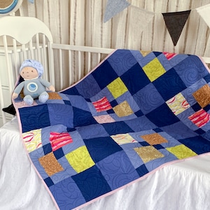 Couette bleue pour bébé, taille 38 x 51 po, couverture pour bébé, tapis pour tout-petit, couverture pour bébé moderne quilt, couverture pour bébé moderne