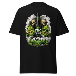 Könnte beinhalten: Schwarzes T-Shirt mit einem grafischen Design, das eine Flasche mit der Aufschrift "THC Spirit" und der Zahl "420" zeigt. Das Design umfasst Cartoon-Cannabisknospen, Totenköpfe und Rauch.