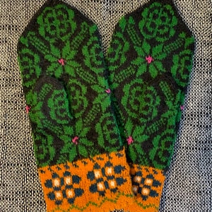 Hand Knitted Mittens with Ethnographic Pattern from Latvia ready to ship