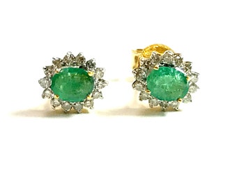 Pendientes de botón con halo de diamantes y esmeralda natural / Pendientes de botón de oro macizo de 14 quilates con piedra natal de mayo de talla ovalada