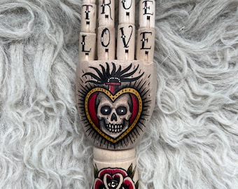 MINI-Holzhand mit einem heiligen Herzen mit Totenkopf- und Rosen-Tattoo-Design